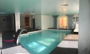 una grande piscina in una camera d'albergo con di #A1K STUDIO JUNIOR - MARINA RIVIERA BAY Near Airport a Villeneuve-Loubet