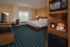 Rúm í herbergi á Fairfield Inn & Suites by Marriott Washington