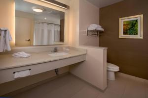 Baðherbergi á Fairfield Inn & Suites by Marriott Washington