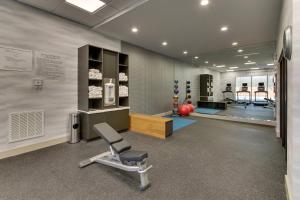 una habitación con un gimnasio con una silla. en Fairfield Inn and Suites by Marriott Houston Brookhollow, en Houston