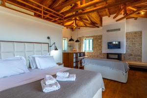 Posteľ alebo postele v izbe v ubytovaní Lithos Guesthouse Kardamili + 37 fotografií