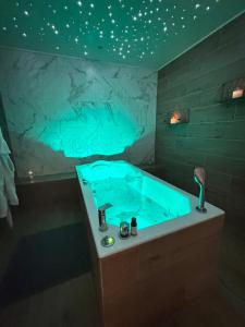 bagno con vasca blu e parete di roccia di #A1K STUDIO JUNIOR - MARINA RIVIERA BAY Near Airport a Villeneuve-Loubet