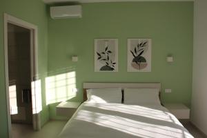 Postel nebo postele na pokoji v ubytování B&B Il Melograno