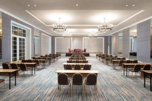 Khu vực hỗ trợ khách đi công tác/phòng hội thảo tại Four Points by Sheraton Bandung +37 ảnh