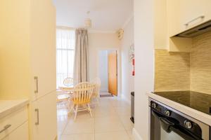 A cozinha ou kitchenette de Long Walk Gem
