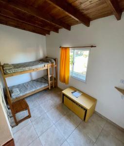 Costa Clara Hotel في سانتا كلارا ديل مار: غرفة بسريرين بطابقين ونافذة +43 صورة