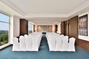 Posezení v ubytování Fairfield by Marriott Pune Kharadi