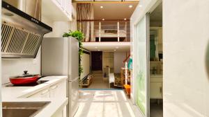 eine Küche mit weißen Schränken und einer roten Schale auf der Theke in der Unterkunft Shanghai Hills & Aromahome Modern Cottage Home Retreat with 2Bedrooms close to Tianzifang in Shanghai