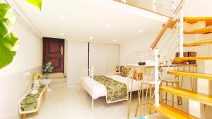 ein Schlafzimmer mit einem Bett und einer Treppe in der Unterkunft Shanghai Hills & Aromahome Modern Cottage Home Retreat with 2Bedrooms close to Tianzifang in Shanghai + 11 Fotos