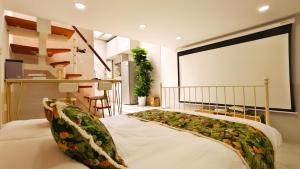 ein Schlafzimmer mit einem Bett und einem großen Bildschirm in der Unterkunft Shanghai Hills & Aromahome Modern Cottage Home Retreat with 2Bedrooms close to Tianzifang in Shanghai