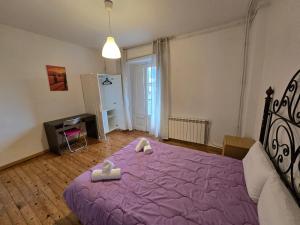 A bed or beds in a room at Spacious apartment in Bellver de Cerdanya 150 m² with balcony