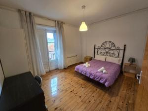 A bed or beds in a room at Spacious apartment in Bellver de Cerdanya 150 m² with balcony