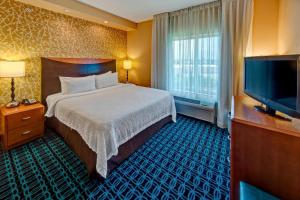 オクラホマシティにあるFairfield Inn and Suites by Marriott Oklahoma City Airportのベッドと薄型テレビがあるホテルの部屋 +17枚の写真