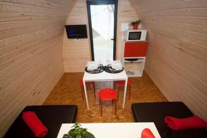 a small room with a table and a microwave at Solmeco Park in Aldeia do Meco