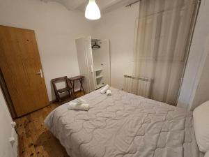 A bed or beds in a room at Spacious apartment in Bellver de Cerdanya 150 m² with balcony