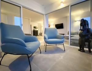 Televízia a/alebo spoločenská miestnosť v ubytovaní Excelsior I Sea View Apartment