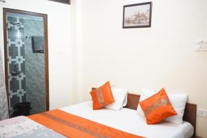 Postel nebo postele na pokoji v ubytování Kashi Paradise Stay by visitkashi