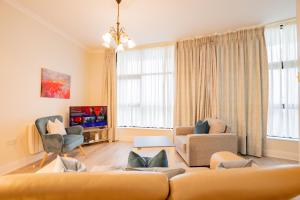uma sala de estar com um sofá e duas cadeiras em Long Walk Gem em Galway