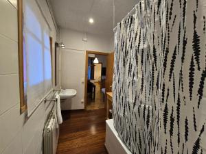 A bathroom at Spacious apartment in Bellver de Cerdanya 150 m² with balcony