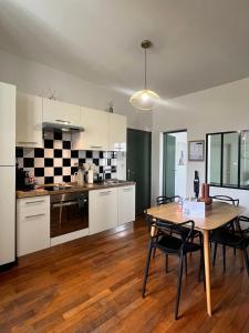 Kuchyň nebo kuchyňský kout v ubytování "Le Charleville", Superbe appartement, gare de Nevers, service premium by PRIMO C0NCIERGERIE