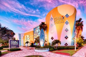 eine Darstellung der Vorderseite eines Disneyland Resorts in der Unterkunft Four Points by Sheraton Cocoa Beach in Cocoa Beach