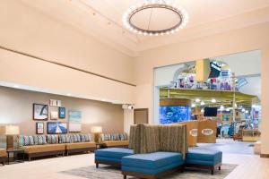 Ein Sitzbereich in der Unterkunft Four Points by Sheraton Cocoa Beach