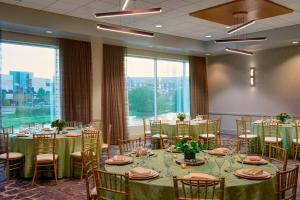 Restaurace v ubytování Chicago Marriott Southwest at Burr Ridge