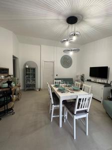 a dining room with a white table and chairs at Cute Villa with pool in Palau in Palau