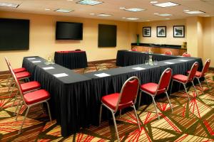 ナッシュビルにあるFour Points by Sheraton Nashville Airportの会議室(長いテーブル、赤い椅子付) +16枚の写真