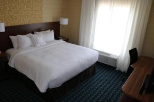 a hotel room with a large bed and a window at Fairfield Inn & Suites by Marriott Bowling Green in Bowling Green +8 photos