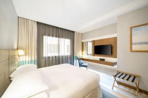 Postel nebo postele na pokoji v ubytování Four Points by Sheraton Makkah Al Naseem