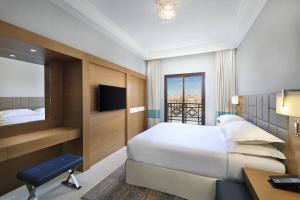 Postel nebo postele na pokoji v ubytování Four Points by Sheraton Makkah Al Naseem