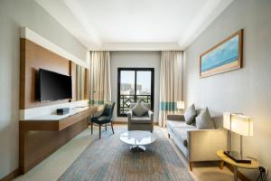TV a/nebo společenská místnost v ubytování Four Points by Sheraton Makkah Al Naseem