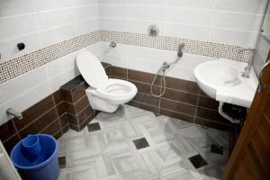 un baño con inodoro y lavabo en The Ecostay Villa, en Pondicherry 27 fotos más