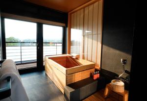 Postel nebo postele na pokoji v ubytování Hangzhou Chunzhiwu Hot Spring Hotel