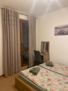 Giường trong phòng chung tại Elitsa Apartment