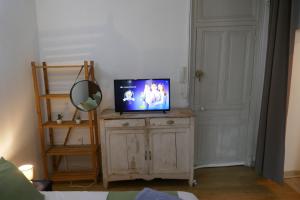 Telewizja i/lub zestaw kina domowego w obiekcie Le Carnot, à deux pas du centre ville