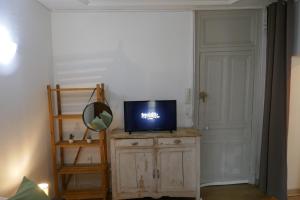 Telewizja i/lub zestaw kina domowego w obiekcie Le Carnot, à deux pas du centre ville