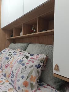 Tempat tidur dalam kamar di DIVČA apartman