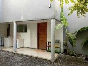 ポルト・セグロにあるCasa de Mainhaの白い建物の開扉