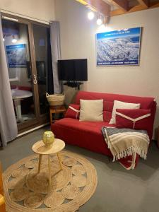 TV a/nebo společenská místnost v ubytování Chaleureux studio montagnard avec balcon 2402 + 22 fotografií