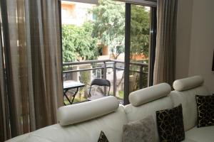 ein Wohnzimmer mit Couch und Balkon in der Unterkunft Apartamento Batista in Funchal