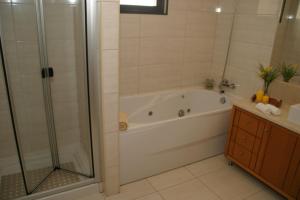 ein Badezimmer mit Dusche, Badewanne und Waschbecken in der Unterkunft Apartamento Batista in Funchal + 17 Fotos