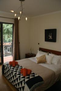 ein Schlafzimmer mit einem großen Bett mit Kissen darauf in der Unterkunft Apartamento Batista in Funchal