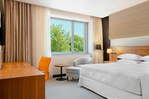 Posteľ alebo postele v izbe v ubytovaní Four Points by Sheraton Kecskemet Hotel and Conference Center