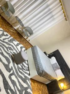 卢班戈Quartos privados em uma casa comum的一间卧室配有斑马打印床和窗户