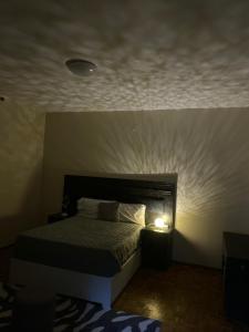 Quartos privados em uma casa comum客房内的一张或多张床位