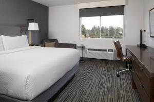 Postel nebo postele na pokoji v ubytování Four Points by Sheraton Los Angeles Westside + 25 fotografií