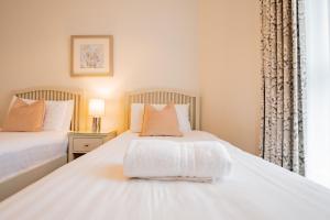 Uma cama ou camas num quarto em Long Walk Gem