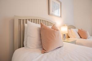 Uma cama ou camas num quarto em Long Walk Gem